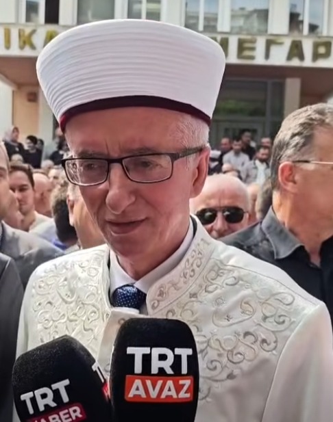 Batı Trakya'da devletin atadığı müftüleri Çınar Camisi'ne sokmadıkları gerekçesiyle yargılanan 4 Türk azınlık mensubunun davası, adliye önündeki gergin protestolar ve yoğun destek eşliğinde ileri bir tarihe ertelendi.